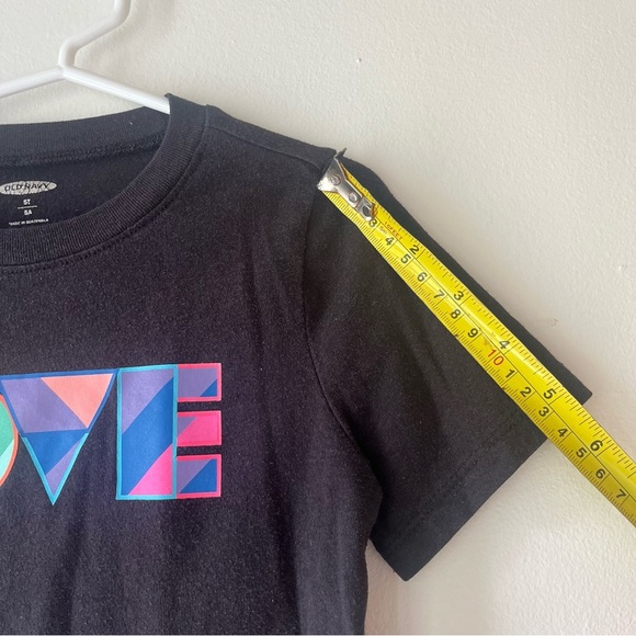 🌼 5/$25 Old Navy LOVE Pride Graphic Tee 5T Black Rainbow Shirt Unisex Kids - Picture 6 of 9